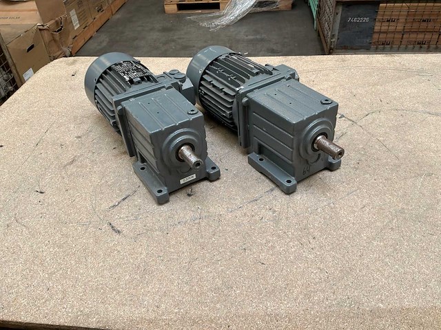 Lenze mdemaxx071-42 motorreductor (2x) - afbeelding 1 van  7