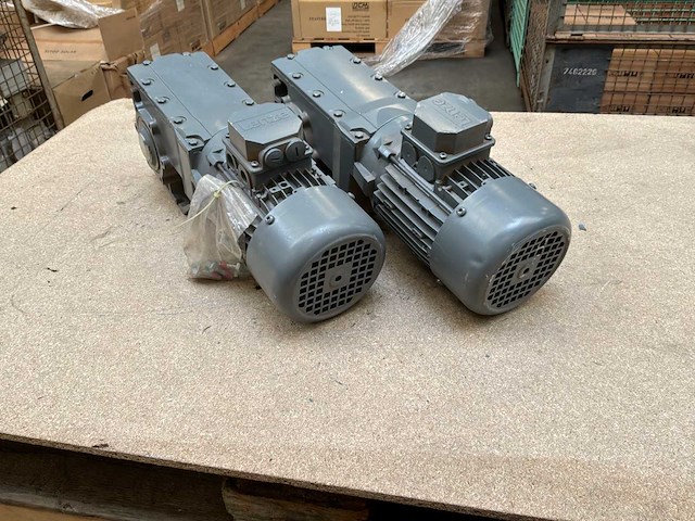 Lenze mdemaxx071-42c0c motorreductor (2x) - afbeelding 1 van  8