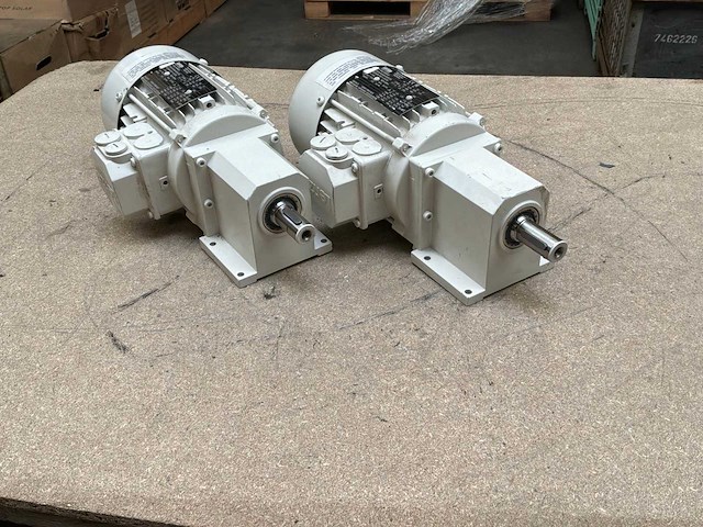 Lenze mdemaxx071-42c0c motorreductor (2x) - afbeelding 1 van  8