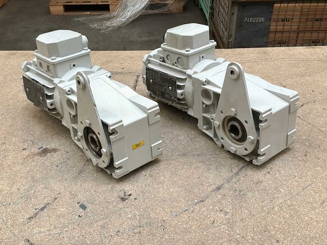 Lenze mdsmaxx063-22c0c motorreductor (2x) - afbeelding 1 van  6