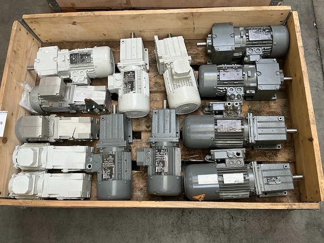 Lenze reductiemotor (13x) - afbeelding 1 van  9