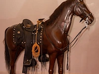 Levensgroot antiek display-paard met uitrusting