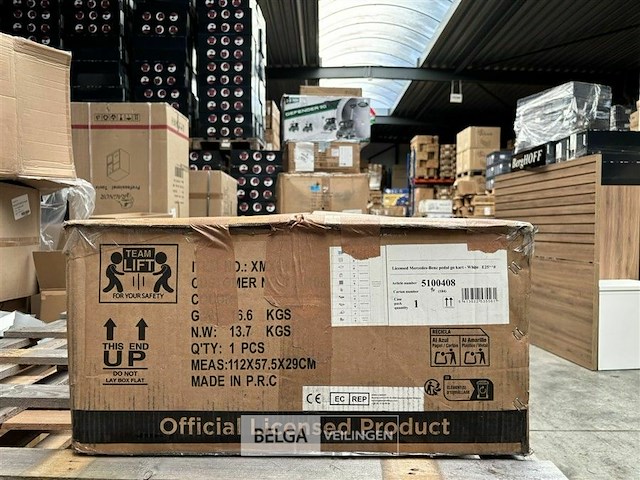 Licensed mercedes benz pedal go kart - white - afbeelding 2 van  3