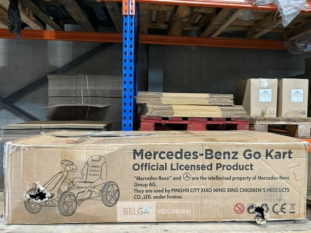 Licensed mercedes-benz pedal go kart - white - afbeelding 6 van  8