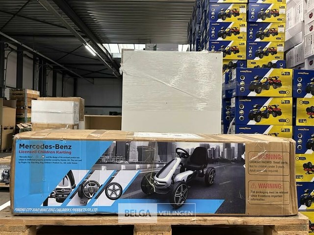 Licensed mercedes-benz pedal go kart red - afbeelding 2 van  4