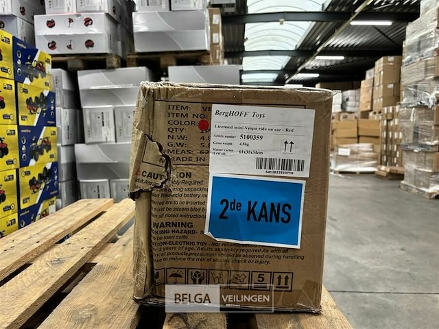 Licensed mini vespa ride on car red - afbeelding 2 van  3