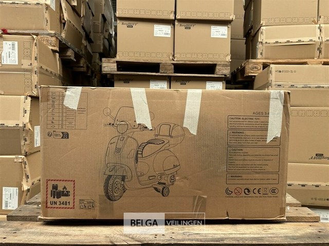Licensed vespa gts ride on car - pink - afbeelding 2 van  6