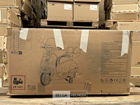 Licensed vespa gts ride on car - pink - afbeelding 3 van  6