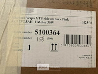 Licensed vespa gts ride on car - pink - afbeelding 6 van  6