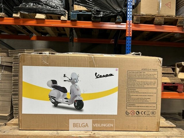 Licensed vespa gts ride on car - red - afbeelding 1 van  4