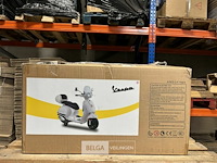 Licensed vespa gts ride on car - red - afbeelding 1 van  4