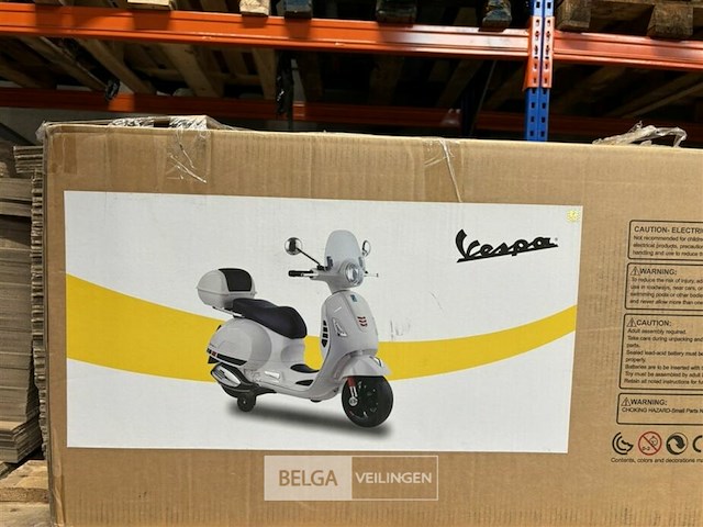 Licensed vespa gts ride on car - red - afbeelding 2 van  4