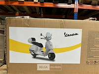 Licensed vespa gts ride on car - red - afbeelding 2 van  4