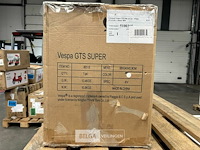 Licensed vespa gts ride on car white - afbeelding 3 van  4