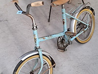 Lichtblauwe kinderfiets met lange stuur- en zadelpen - afbeelding 1 van  2