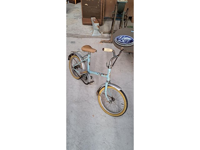 Lichtblauwe kinderfiets met lange stuur- en zadelpen - afbeelding 2 van  2