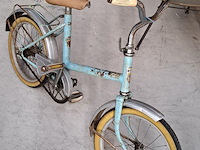 Lichtblauwe kinderfiets met lange stuur- en zadelpen - afbeelding 2 van  2