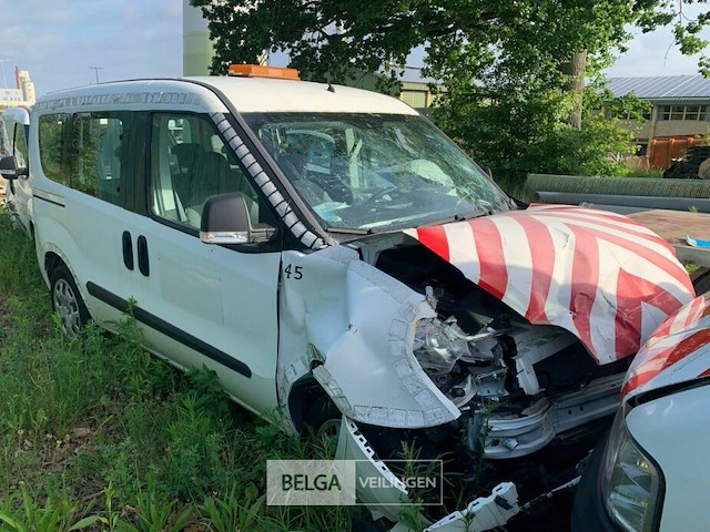 Lichte vrachtauto wrak enkel voor vergunninghouders en erkende centra voor verschrotting - afbeelding 7 van  20