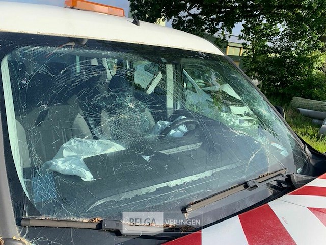 Lichte vrachtauto wrak enkel voor vergunninghouders en erkende centra voor verschrotting - afbeelding 8 van  20