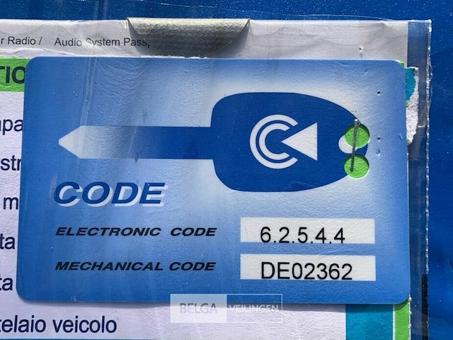 Lichte vrachtauto wrak - afbeelding 3 van  20