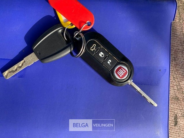 Lichte vrachtauto wrak - afbeelding 4 van  20