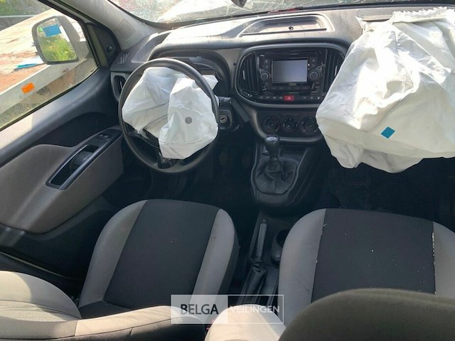 Lichte vrachtauto wrak - afbeelding 10 van  20