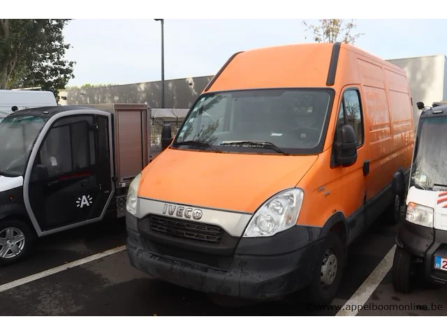 Lichte vrachtwagen iveco fd112c, datum 1ste inschrijving 10/7/2013, chassisnr zcfc35a7205957205, cng, km-stand laatste keuring 23,477, euro v, ttm 3500kg, schade rondom, mogelijks batterij plat - afbeelding 1 van  16