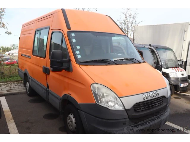Lichte vrachtwagen iveco fd112c, datum 1ste inschrijving 10/7/2013, chassisnr zcfc35a7205957205, cng, km-stand laatste keuring 23,477, euro v, ttm 3500kg, schade rondom, mogelijks batterij plat - afbeelding 9 van  16