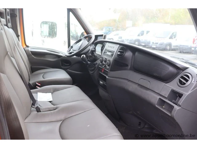 Lichte vrachtwagen iveco fd112c, datum 1ste inschrijving 10/7/2013, chassisnr zcfc35a7205957205, cng, km-stand laatste keuring 23,477, euro v, ttm 3500kg, schade rondom, mogelijks batterij plat - afbeelding 11 van  16