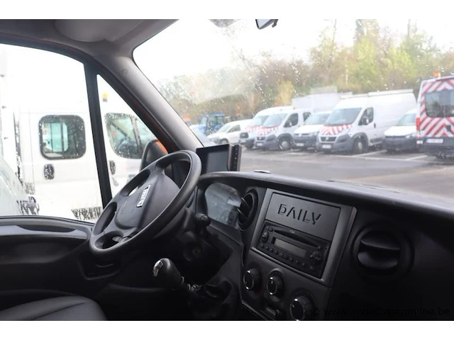 Lichte vrachtwagen iveco fd112c, datum 1ste inschrijving 10/7/2013, chassisnr zcfc35a7205957205, cng, km-stand laatste keuring 23,477, euro v, ttm 3500kg, schade rondom, mogelijks batterij plat - afbeelding 12 van  16