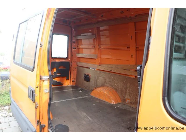 Lichte vrachtwagen iveco fd112c, datum 1ste inschrijving 10/7/2013, chassisnr zcfc35a7205957205, cng, km-stand laatste keuring 23,477, euro v, ttm 3500kg, schade rondom, mogelijks batterij plat - afbeelding 13 van  16