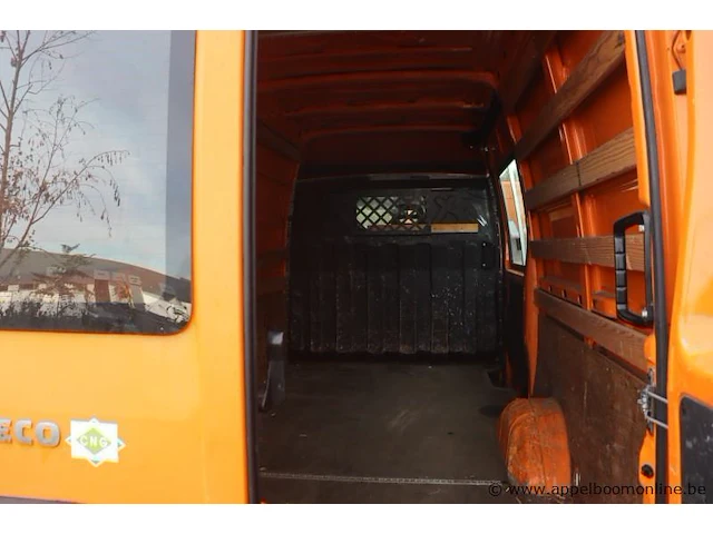 Lichte vrachtwagen iveco fd112c, datum 1ste inschrijving 10/7/2013, chassisnr zcfc35a7205957205, cng, km-stand laatste keuring 23,477, euro v, ttm 3500kg, schade rondom, mogelijks batterij plat - afbeelding 15 van  16