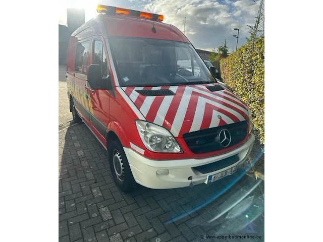 Lichte vrachtwagen, mercedes-benz sprinter, defecte motor - afbeelding 1 van  4