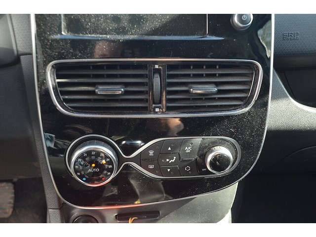 Lichte vrachtwagen renault clio, type: r, variant: 6rdf, versie: 6rdf0a, chassisnummer: vf16rdf0a57102209, bouwjaar: 16/02/2017 met kentekenbewijs deel i en ii, gelijkvormigheidsattest, verlopen schouwingsbewijs en 1 sleutel (3) - afbeelding 9 van  37