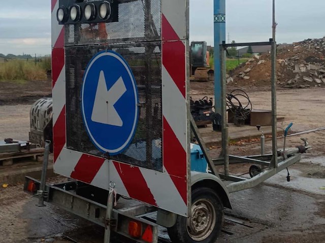 Lichtseintrailer met acculader-signalering - afbeelding 1 van  1