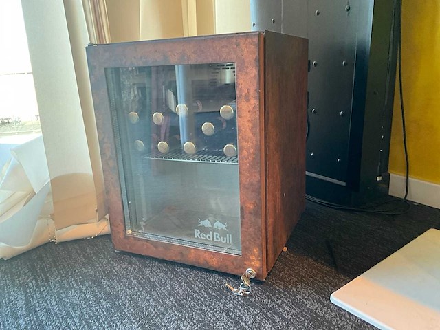 Liebherr mad max mini-koelkast “red bull” - afbeelding 2 van  4