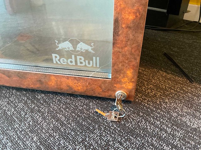 Liebherr mad max mini-koelkast “red bull” - afbeelding 3 van  4