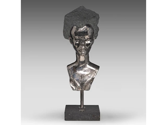 Liévin d'ydewalle (1937), female bust, metal and a cobblestone 65 cm. (25.58 in.) - afbeelding 1 van  7