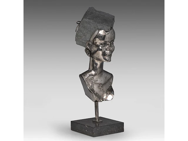 Liévin d'ydewalle (1937), female bust, metal and a cobblestone 65 cm. (25.58 in.) - afbeelding 2 van  7