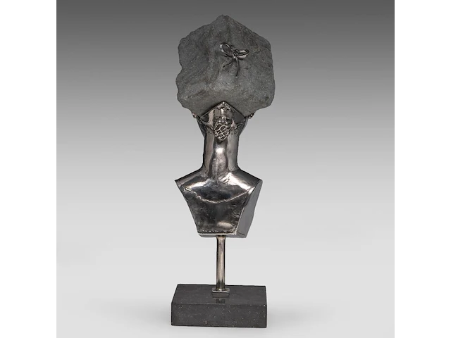 Liévin d'ydewalle (1937), female bust, metal and a cobblestone 65 cm. (25.58 in.) - afbeelding 3 van  7