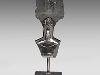 Liévin d'ydewalle (1937), female bust, metal and a cobblestone 65 cm. (25.58 in.) - afbeelding 3 van  7