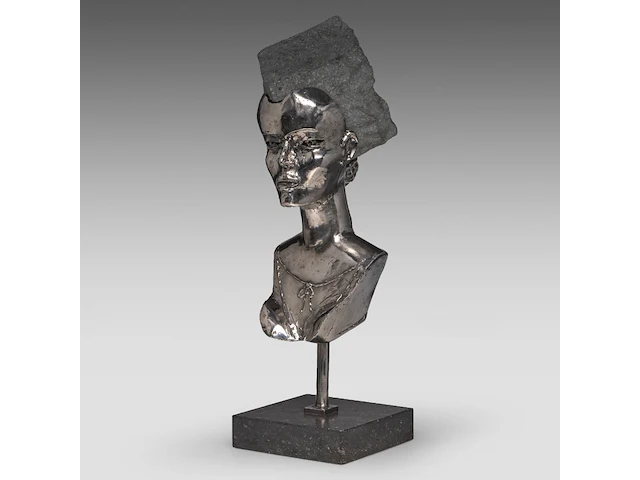 Liévin d'ydewalle (1937), female bust, metal and a cobblestone 65 cm. (25.58 in.) - afbeelding 4 van  7