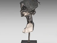 Liévin d'ydewalle (1937), female bust, metal and a cobblestone 65 cm. (25.58 in.) - afbeelding 5 van  7