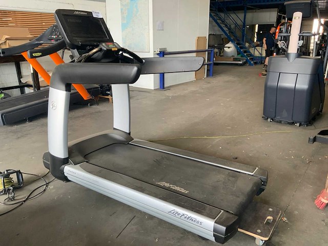 Life fitness 95t discover se 2 treadmill loopband - afbeelding 4 van  4