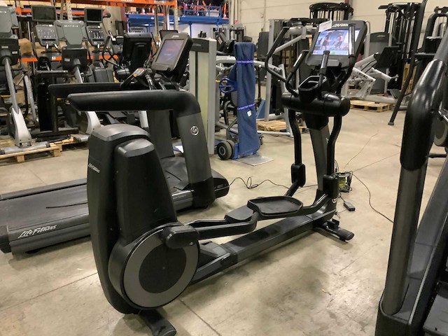 Life fitness 95x discover se2 crosstrainer loopband - afbeelding 3 van  6