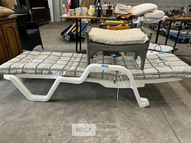 Ligzetel met kussen + tafeltje - afbeelding 1 van  5
