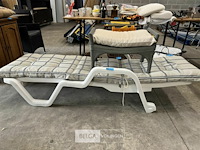 Ligzetel met kussen + tafeltje - afbeelding 1 van  5