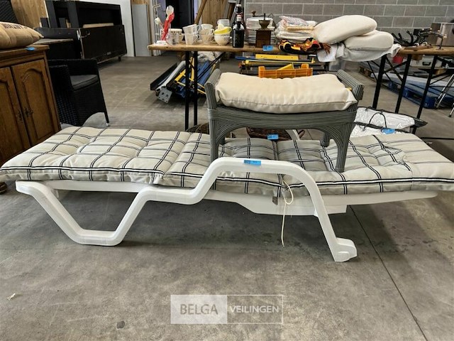 Ligzetel met kussen + tafeltje - afbeelding 2 van  5