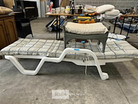 Ligzetel met kussen + tafeltje - afbeelding 2 van  5