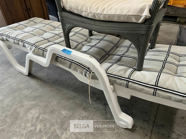 Ligzetel met kussen + tafeltje - afbeelding 3 van  5